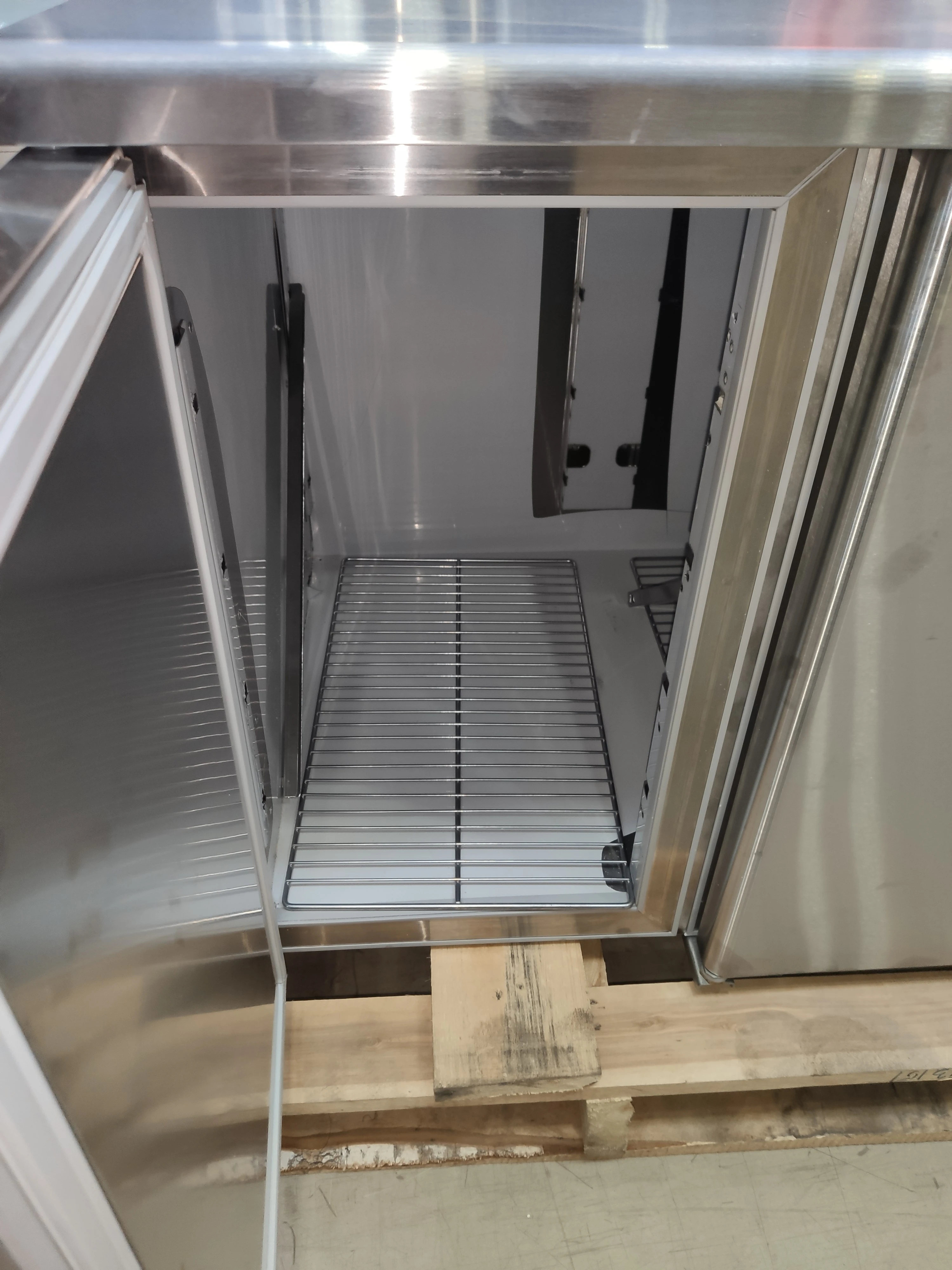 Стол холодильный TM3GN-G, 1630х705х850/910мм, 450л, 230В, 350Вт, -2...+10С, R290, 3 двери, 3 полки, GN 1/1, с бортом 60мм. Электронная система управления. Оттайка автоматическая с системой испарения конденсата. Материал обшивки корпуса (за исключением зад