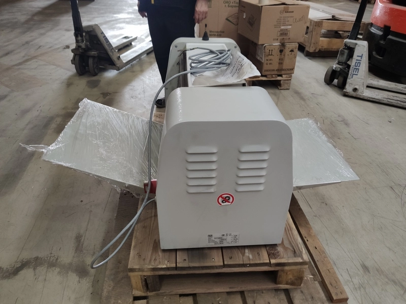 Габариты: 975x948x551мм, мощность 0,5 кВт, напряжение 380В, тип - настольная, диаметр валков 60 мм, открытие валков 0-46 мм, ширина рабочей поверхности 500 мм, съемный лоток для муки, управление джойстиком..2024\Машина тестораскаточная WLBake DST SM 500 В