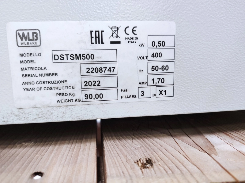 Габариты: 975x948x551мм, мощность 0,5 кВт, напряжение 380В, тип - настольная, диаметр валков 60 мм, открытие валков 0-46 мм, ширина рабочей поверхности 500 мм, съемный лоток для муки, управление джойстиком..2024\Машина тестораскаточная WLBake DST SM 500 В