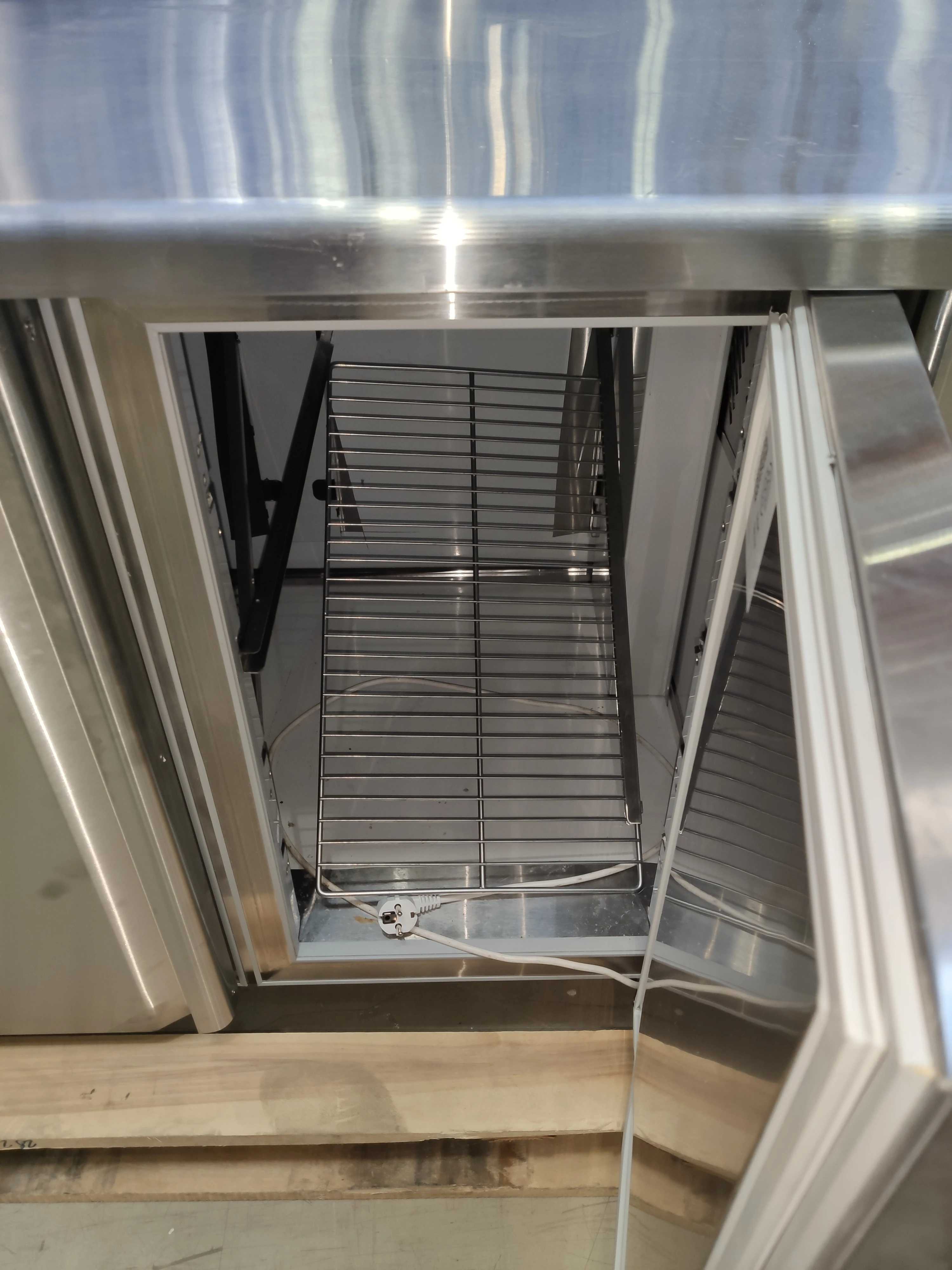 Стол холодильный TM3GN-G, 1630х705х850/910мм, 450л, 230В, 350Вт, -2...+10С, R290, 3 двери, 3 полки, GN 1/1, с бортом 60мм. Электронная система управления. Оттайка автоматическая с системой испарения конденсата. Материал обшивки корпуса (за исключением зад