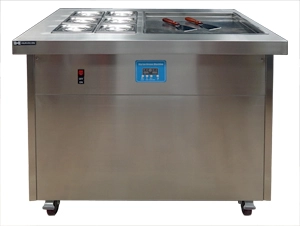 1060x750x760(900 с колесиками), 220В, 2,4кВт, сторона квадратной ледяной поверхности 50см, 6 встроенных и охлаждаемых отсеков для ингредиентов, 2 компрессора: LG QKS164PMB (хладагент R410a ), все 4 колеса с тормозами,6  гастроемкостей с крышками и 2 лопат