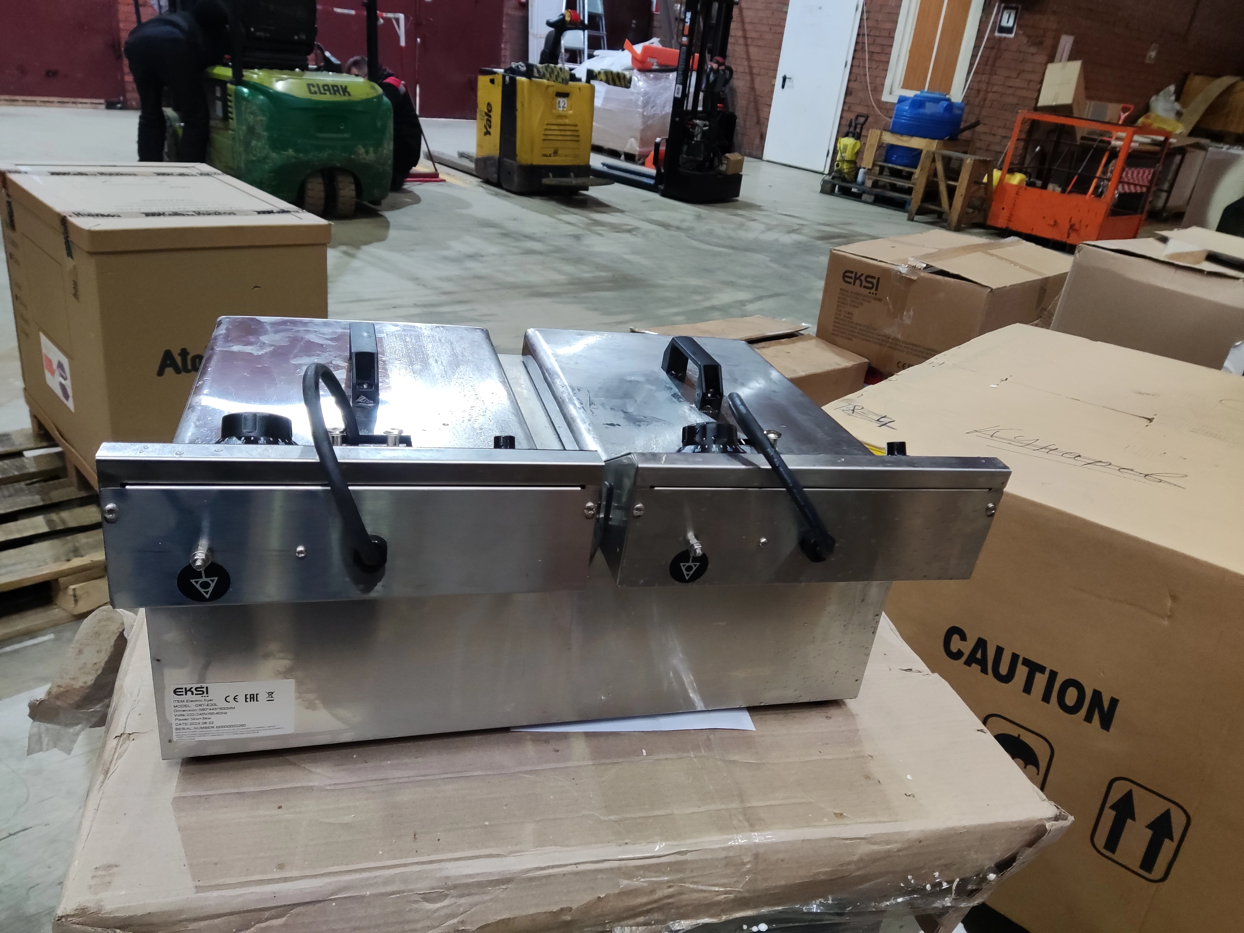 Фритюрница электр. т.м.EKSI, модель GRT-E20L, 560х445х300 мм, объём 10л + 10л, мощность 3кВт + 3кВт, напряжение 220-240В, размер корзины 180х210х100 мм ограничитель температуры, переключатель, микропереключатель.2024\Фритюрница EKSI модель GRT-E20L, элект