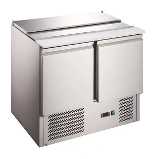 900x700x876мм, 220В, 240л, температурный режим +2/+8, статическое охлаждение с вспомогательным вентилятором, 2 двери, столешница из нержавеющей стали, нижнее расположение холодильного агрегата. Модель оснащена отсеками для гастроемкостей 2*GN1/1-150 + 3*G