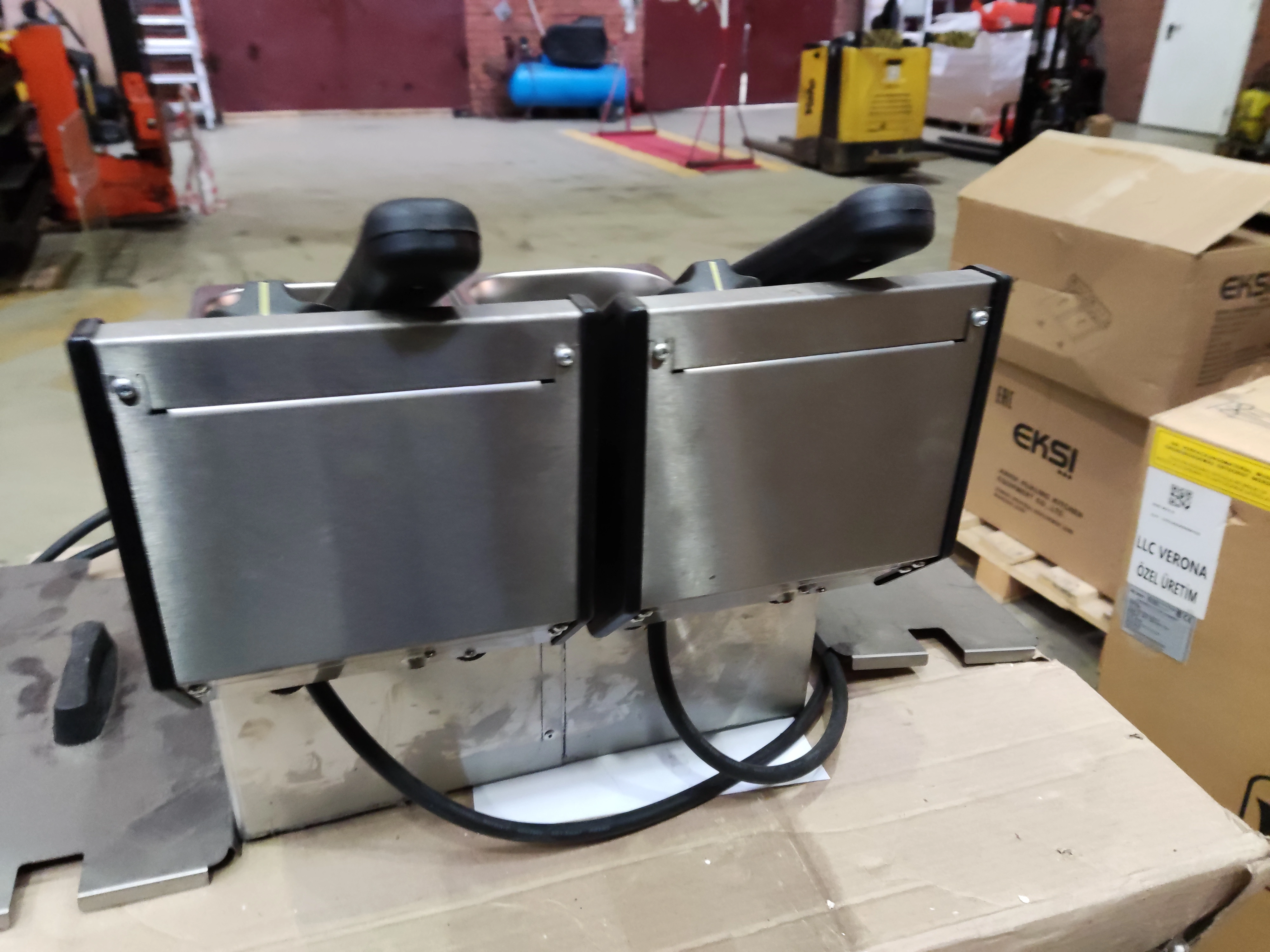 Фритюрница электр. серии FD, модель FD 50 D, 390x425x320мм, 2x5л, 220В, 6400Вт.2024\Roller Grill Int. Фритюрница электр. серии FD 50D По рекламации от покупателя.  Без упаковки. Следы использования