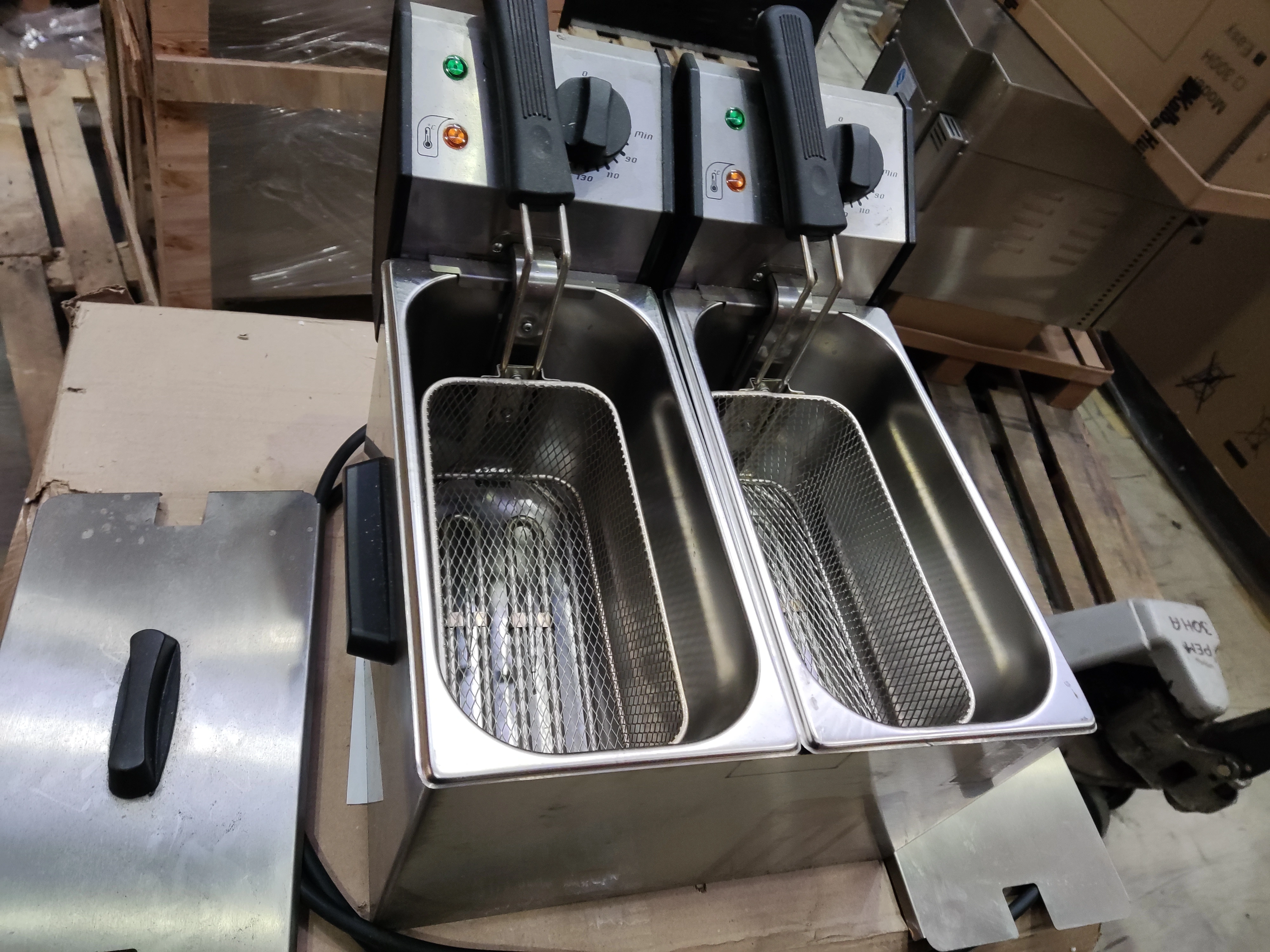 Фритюрница электр. серии FD, модель FD 50 D, 390x425x320мм, 2x5л, 220В, 6400Вт.2024\Roller Grill Int. Фритюрница электр. серии FD 50D По рекламации от покупателя.  Без упаковки. Следы использования