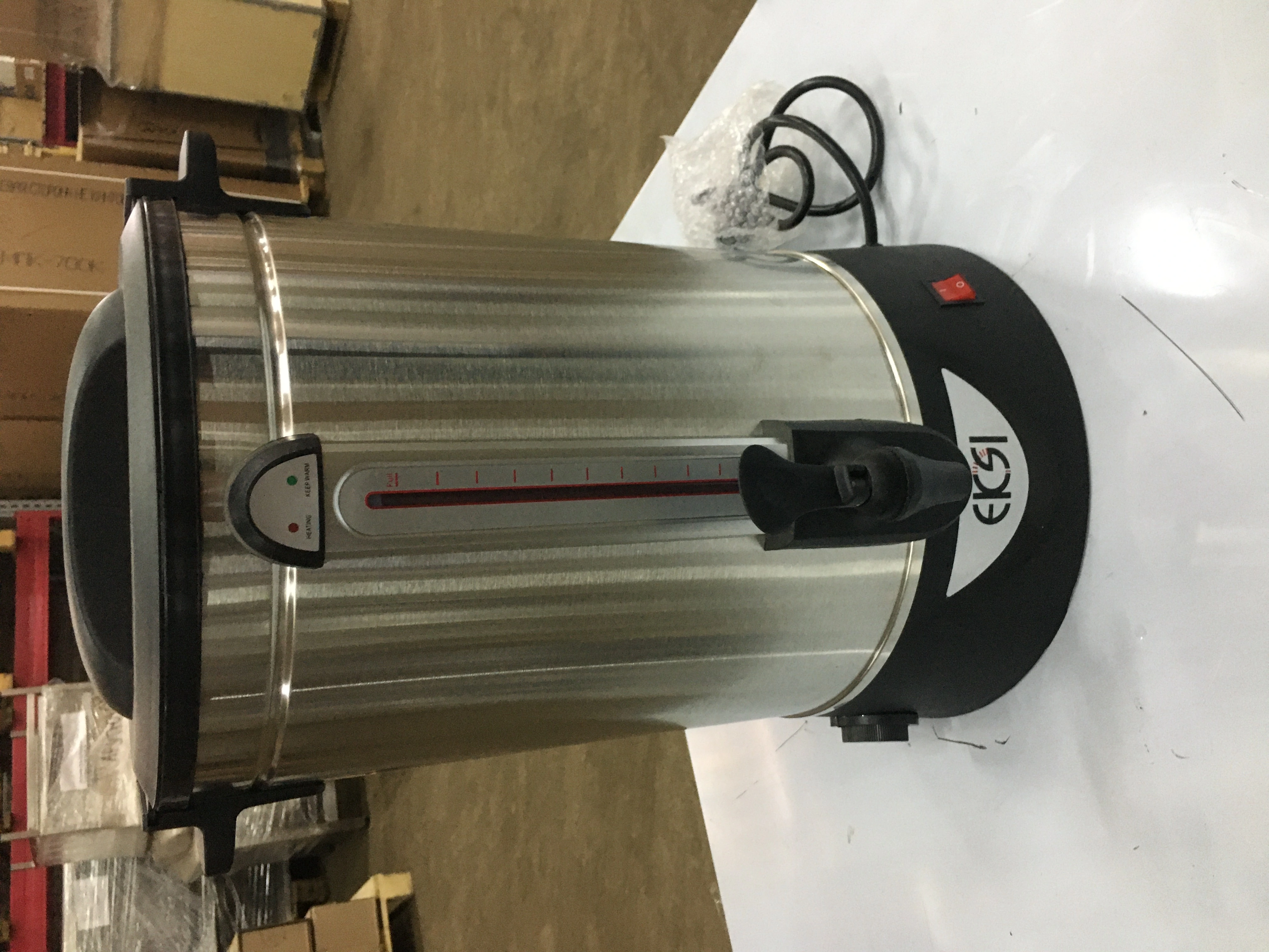 Кипятильник т.м. EKSI серии WBE, мод. WBE 30T, ¶Габариты (ДхШхВ): 385х385х525 мм, ¶Номинальный объем: 30 л,¶Полезный объем: 21,6 л,¶Напряжение: 220В, ¶Мощность: 2500Вт, ¶Термоконтроллер, ¶Материал изготовления: нержавеющая сталь+пластик, царапины, следы э