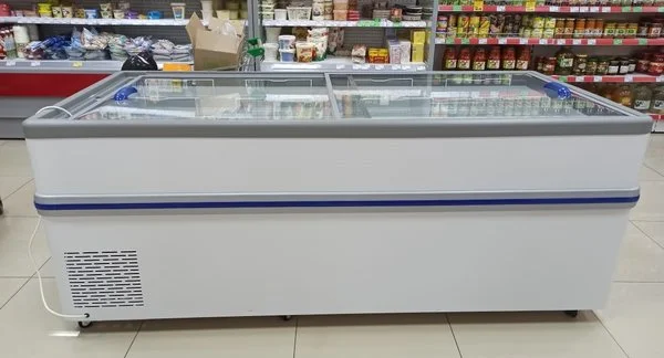 Ларь-бонета модель "Bonvini BF" 2100 L со съемными створками, серый,  синие вставки и ручки. 
объем:  850л
Габариты: 2090х960х850мм, в упаковке: 2340х1040х1020мм
Вес: нетто- 1100кг, 
Тем. режим:+10..-25С, Напряжение: 220В
Гарантия: 6 месяцев