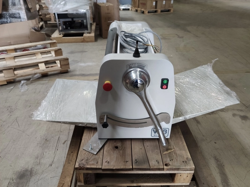 Габариты: 975x948x551мм, мощность 0,5 кВт, напряжение 380В, тип - настольная, диаметр валков 60 мм, открытие валков 0-46 мм, ширина рабочей поверхности 500 мм, съемный лоток для муки, управление джойстиком..2024\Машина тестораскаточная WLBake DST SM 500 В