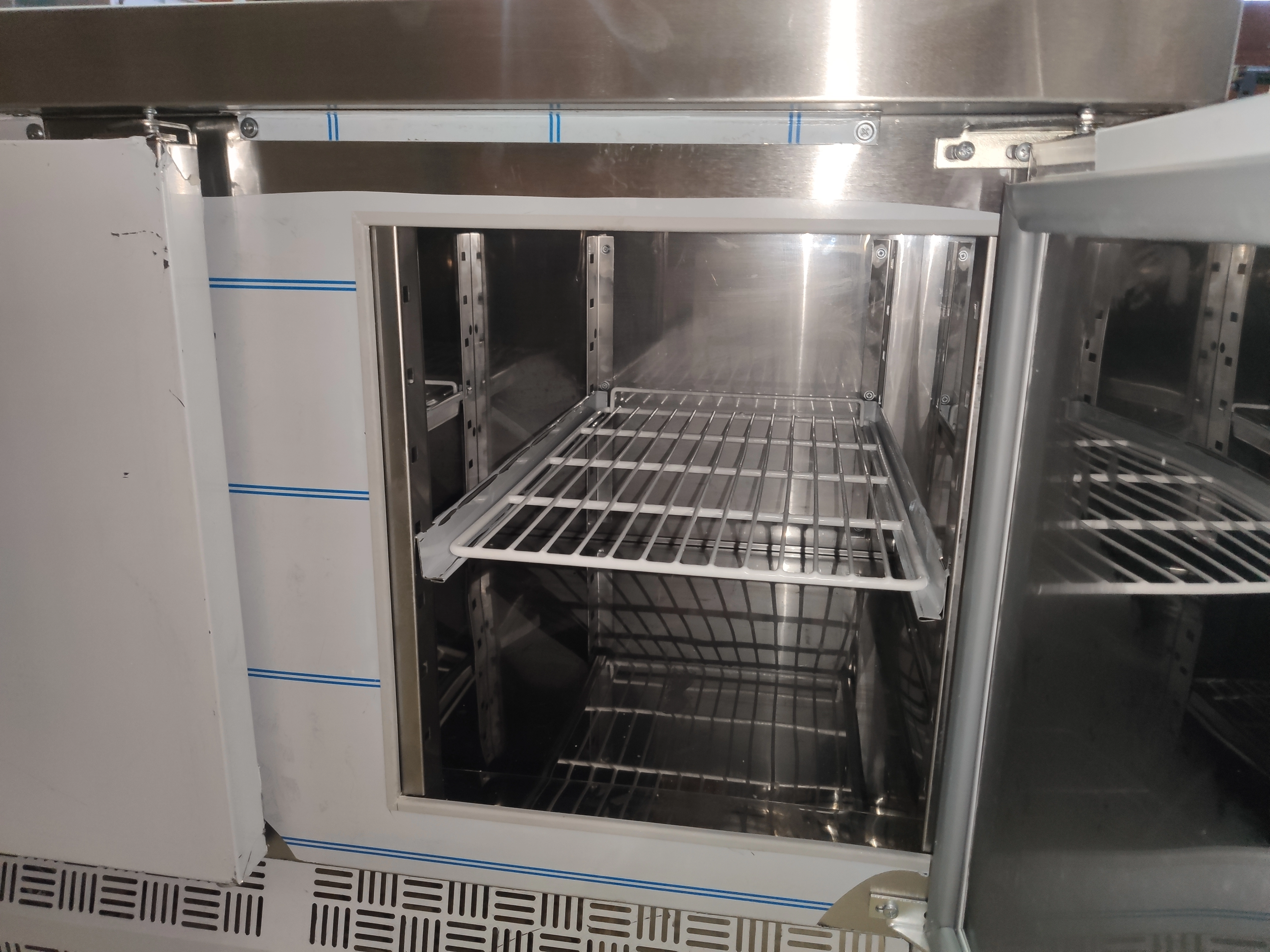 S01_Стол холодильный HICOLD GNE 1111/TN