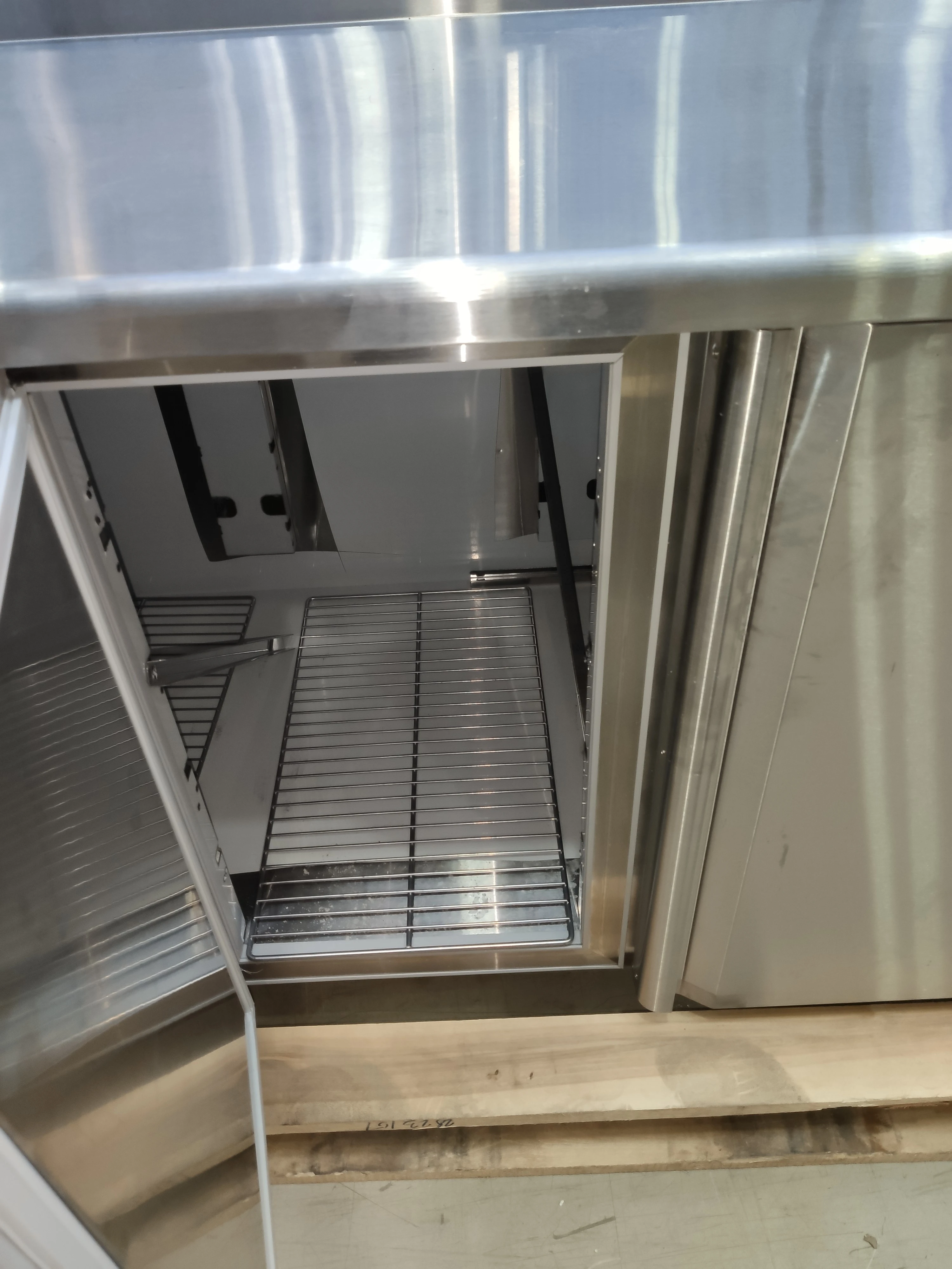 Стол холодильный TM3GN-G, 1630х705х850/910мм, 450л, 230В, 350Вт, -2...+10С, R290, 3 двери, 3 полки, GN 1/1, с бортом 60мм. Электронная система управления. Оттайка автоматическая с системой испарения конденсата. Материал обшивки корпуса (за исключением зад