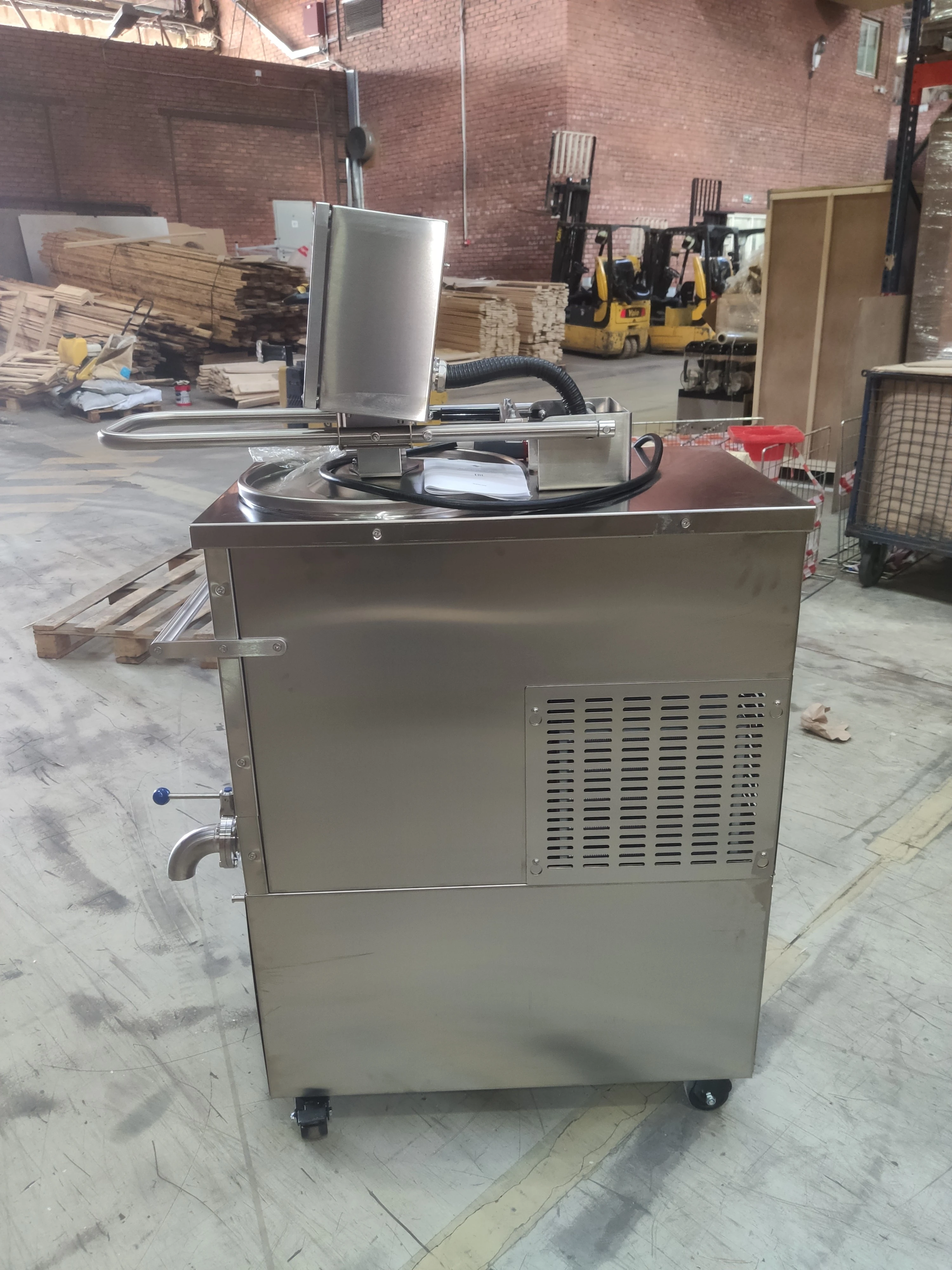 Габариты: 505x1035x1491 мм, 1600Вт, 380В,  объем чаши 80 л, полезный объем закваски 40 л, объем материнской закваски 12 л, TFT-экран, герметичная крышка, на колесах, вся нерж..2024\Ферментатор ФТ-40 Потёртости, царапины, вмятины. Следы эксплуатации. Отсут