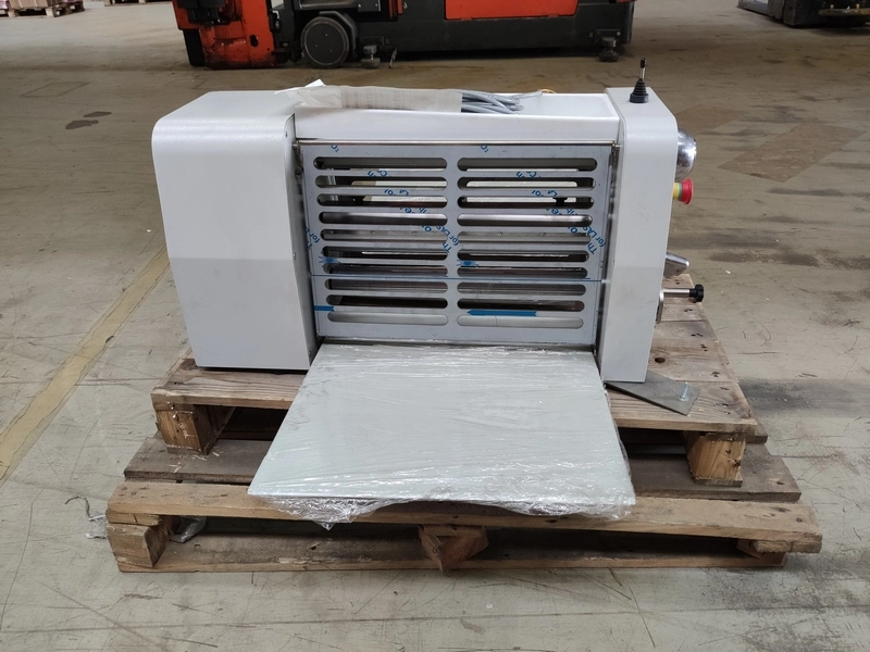 Габариты: 975x948x551мм, мощность 0,5 кВт, напряжение 380В, тип - настольная, диаметр валков 60 мм, открытие валков 0-46 мм, ширина рабочей поверхности 500 мм, съемный лоток для муки, управление джойстиком..2024\Машина тестораскаточная WLBake DST SM 500 В