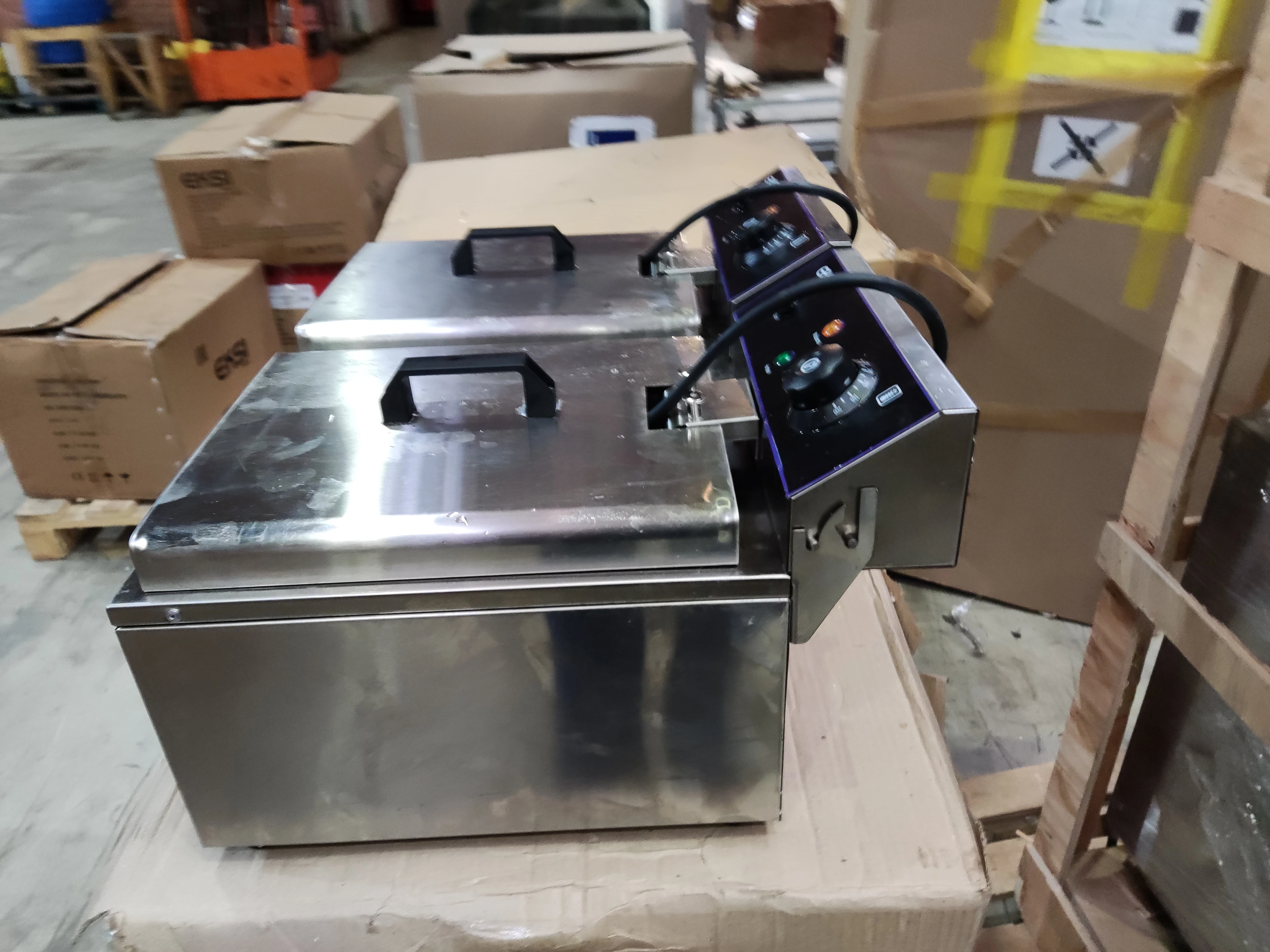 Фритюрница электр. т.м.EKSI, модель GRT-E20L, 560х445х300 мм, объём 10л + 10л, мощность 3кВт + 3кВт, напряжение 220-240В, размер корзины 180х210х100 мм ограничитель температуры, переключатель, микропереключатель.2024\Фритюрница EKSI модель GRT-E20L, элект