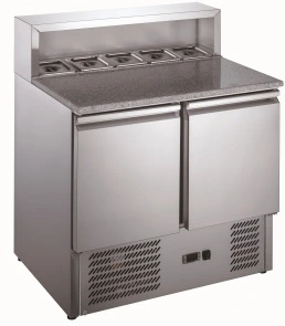 900x700x1075мм, 0,17кВт, 220В, 240л, температурный режим +2/+8С, статическое охлаждение с вспомогательным вентилятором, 2 двери? вместимость: 5хGN1/6. Рабочая поверхность 903х490мм, каменная столешница
.