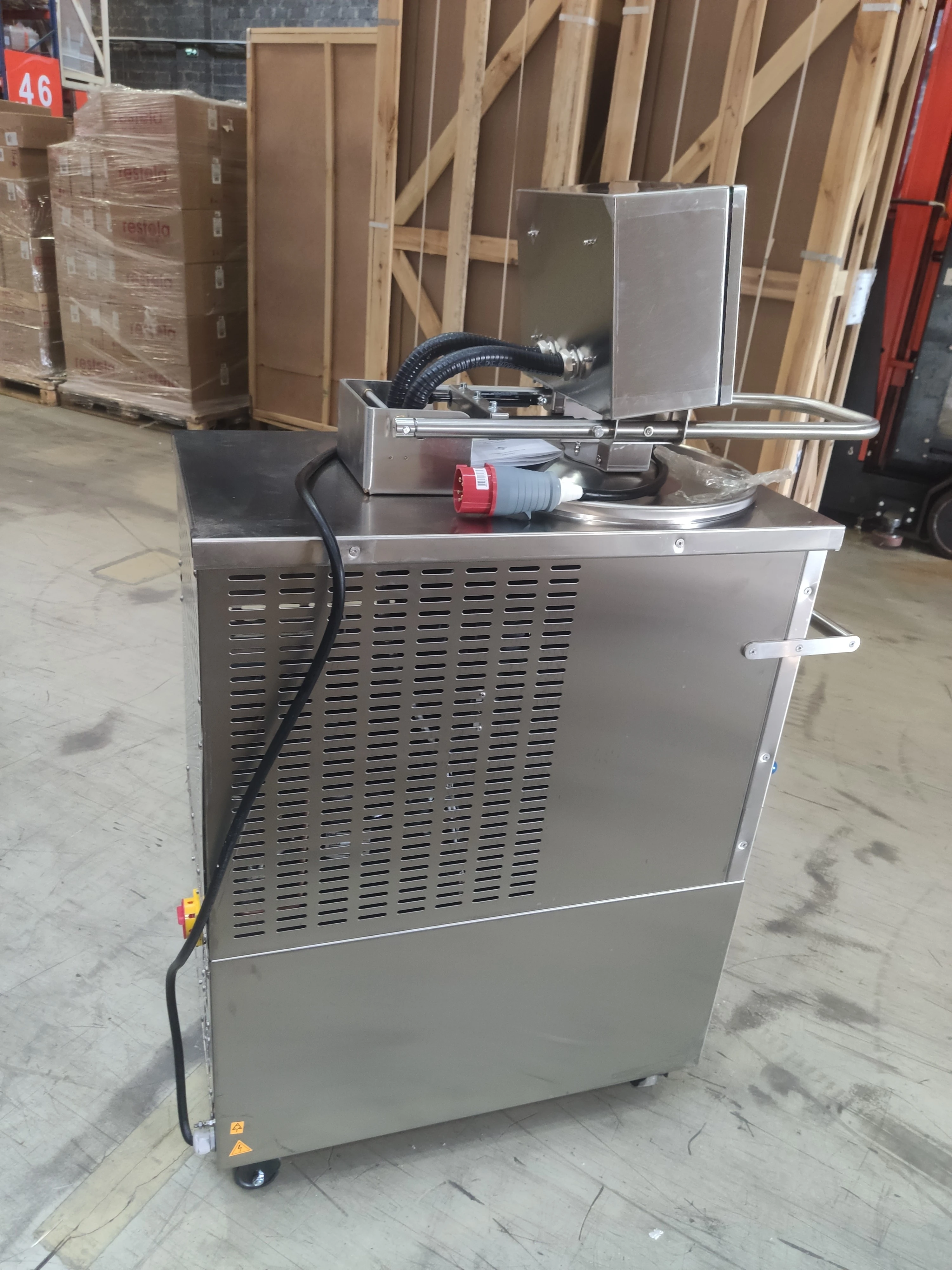 Габариты: 505x1035x1491 мм, 1600Вт, 380В,  объем чаши 80 л, полезный объем закваски 40 л, объем материнской закваски 12 л, TFT-экран, герметичная крышка, на колесах, вся нерж..2024\Ферментатор ФТ-40 Потёртости, царапины, вмятины. Следы эксплуатации. Отсут