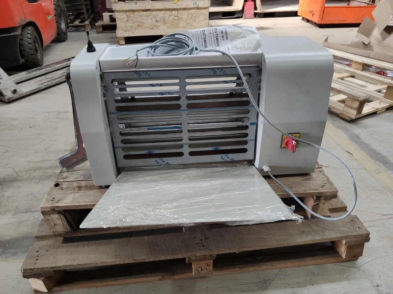 Габариты: 975x948x551мм, мощность 0,5 кВт, напряжение 380В, тип - настольная, диаметр валков 60 мм, открытие валков 0-46 мм, ширина рабочей поверхности 500 мм, съемный лоток для муки, управление джойстиком..2024\Машина тестораскаточная WLBake DST SM 500 В