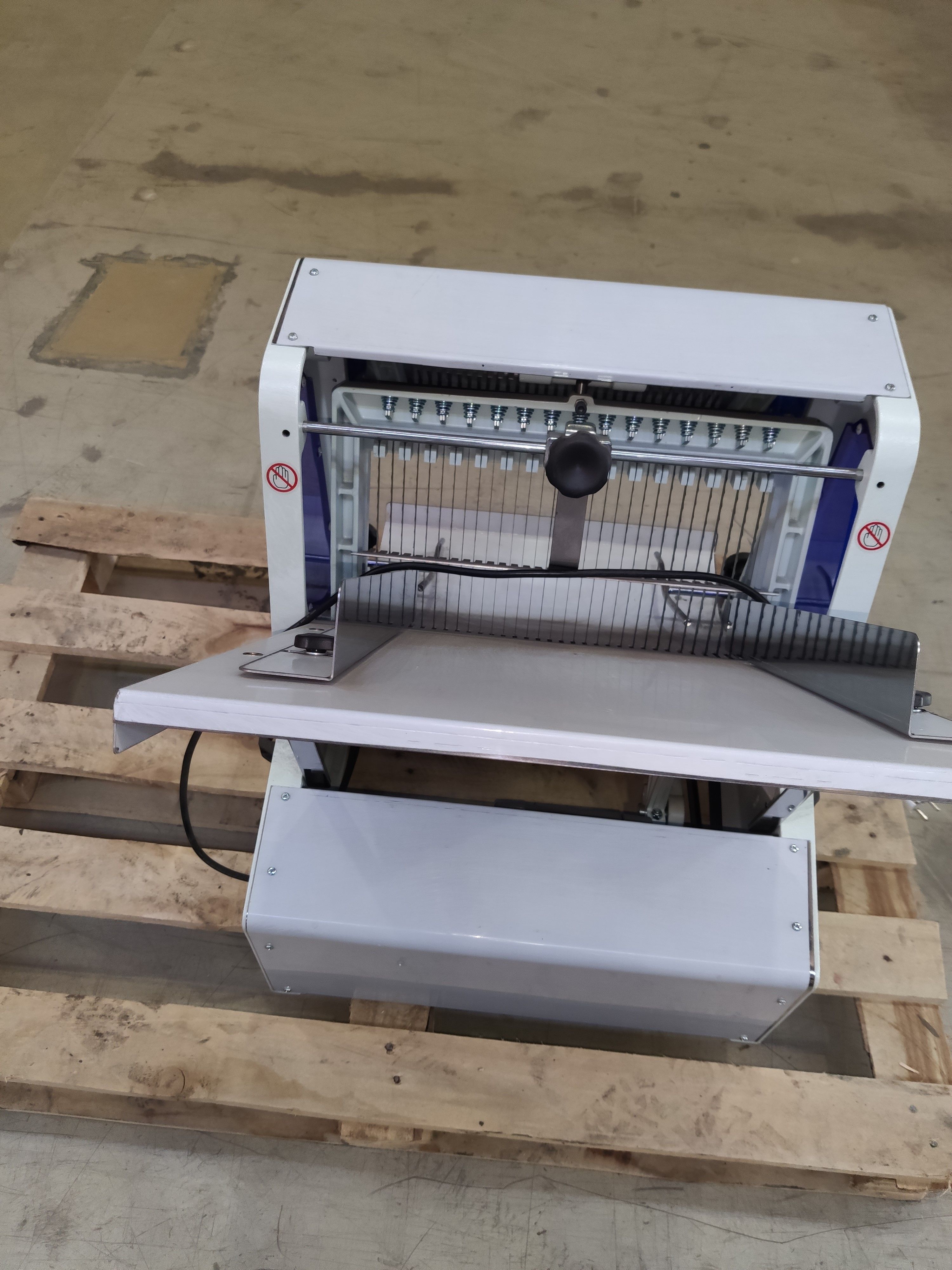 S01_1_SINMAG B.M.CORP. Хлеборезка серии SM 302 (12 мм)