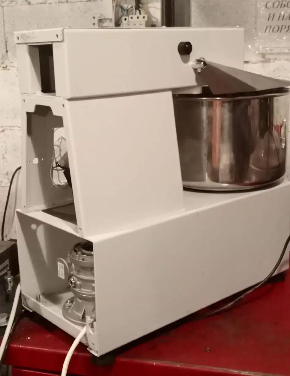 Машина тестомесильная т.м. WLBake серии SP, мод. SP12 2V, 675х350х690мм, 600/800Вт, 380В, емкость дежи 15л, вместимость по тесту 12 кг, двухскоростные.
Неисправность эл.двигателя. Перемотка двигателя., отремонтирована