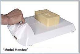 Габаритные размеры: 300x250x100 мм, оснащена ручным управлением, конструкция выполнена из ABS-пластика, в комплект входят 12 запасных струн (+1 основная)