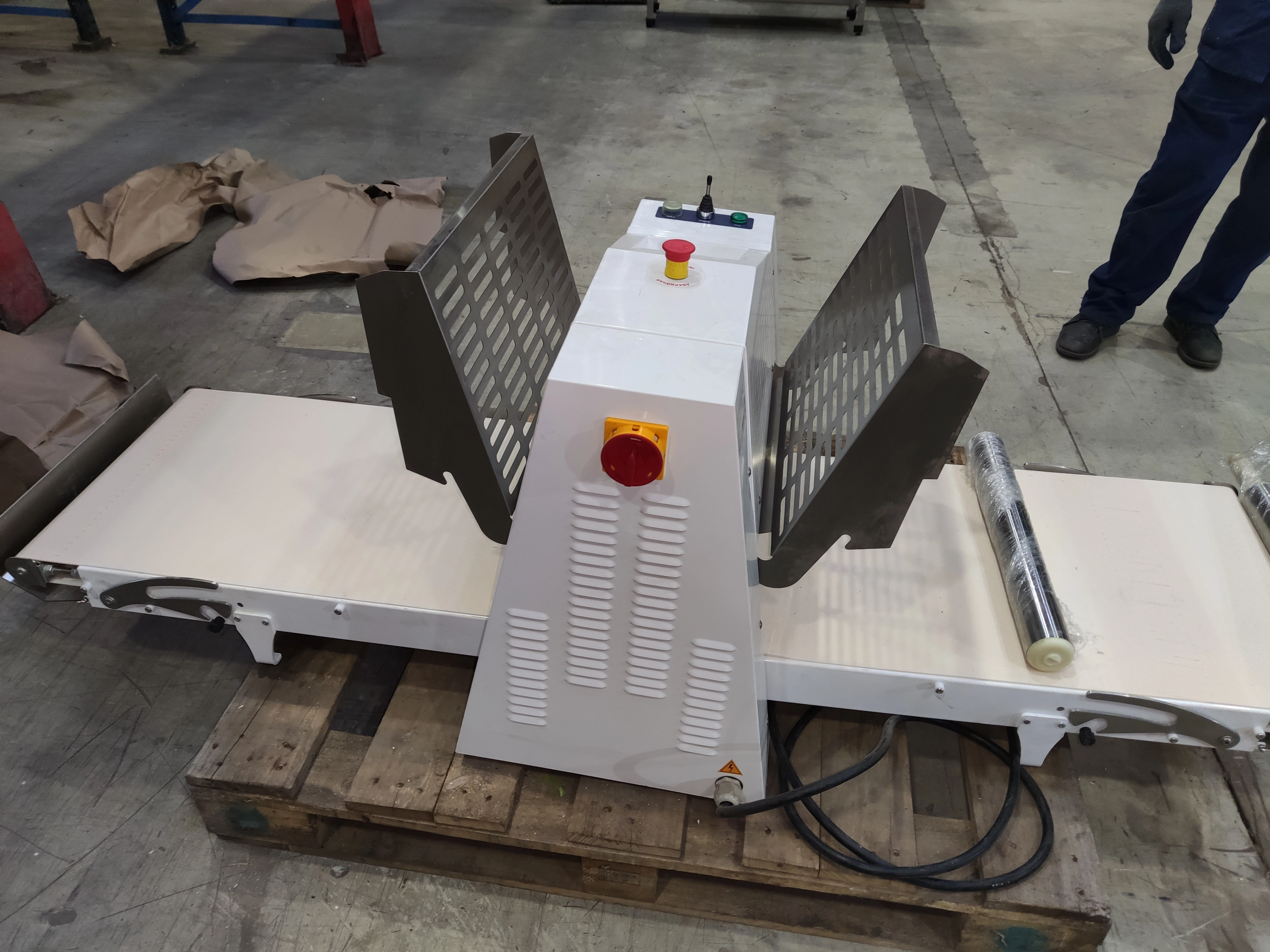 S02_Машина тестораскаточная Abat типа ТРМ модель ТРМ-500/850, 41000000079 конвейерная электрическая