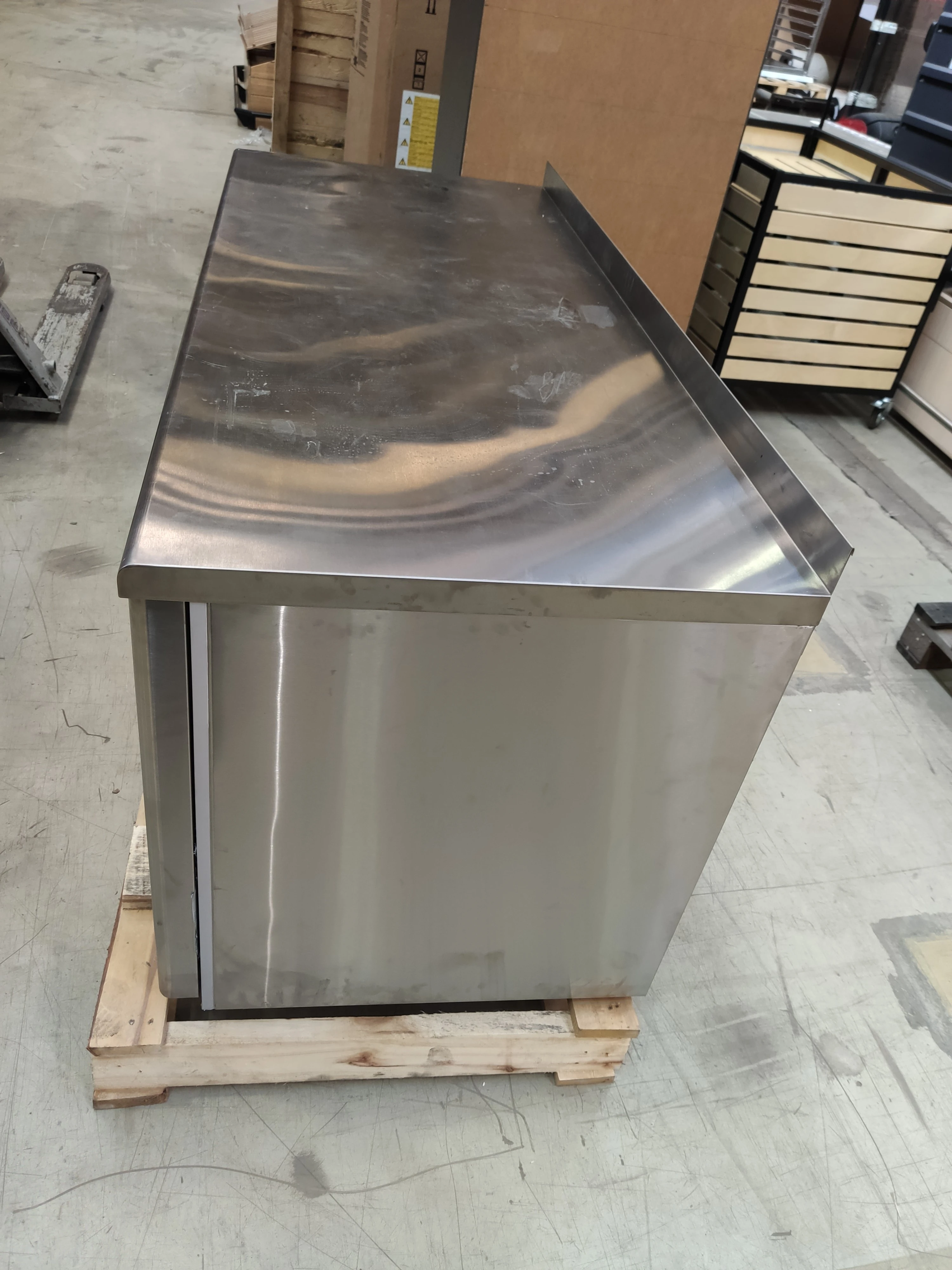 Стол холодильный TM3GN-G, 1630х705х850/910мм, 450л, 230В, 350Вт, -2...+10С, R290, 3 двери, 3 полки, GN 1/1, с бортом 60мм. Электронная система управления. Оттайка автоматическая с системой испарения конденсата. Материал обшивки корпуса (за исключением зад