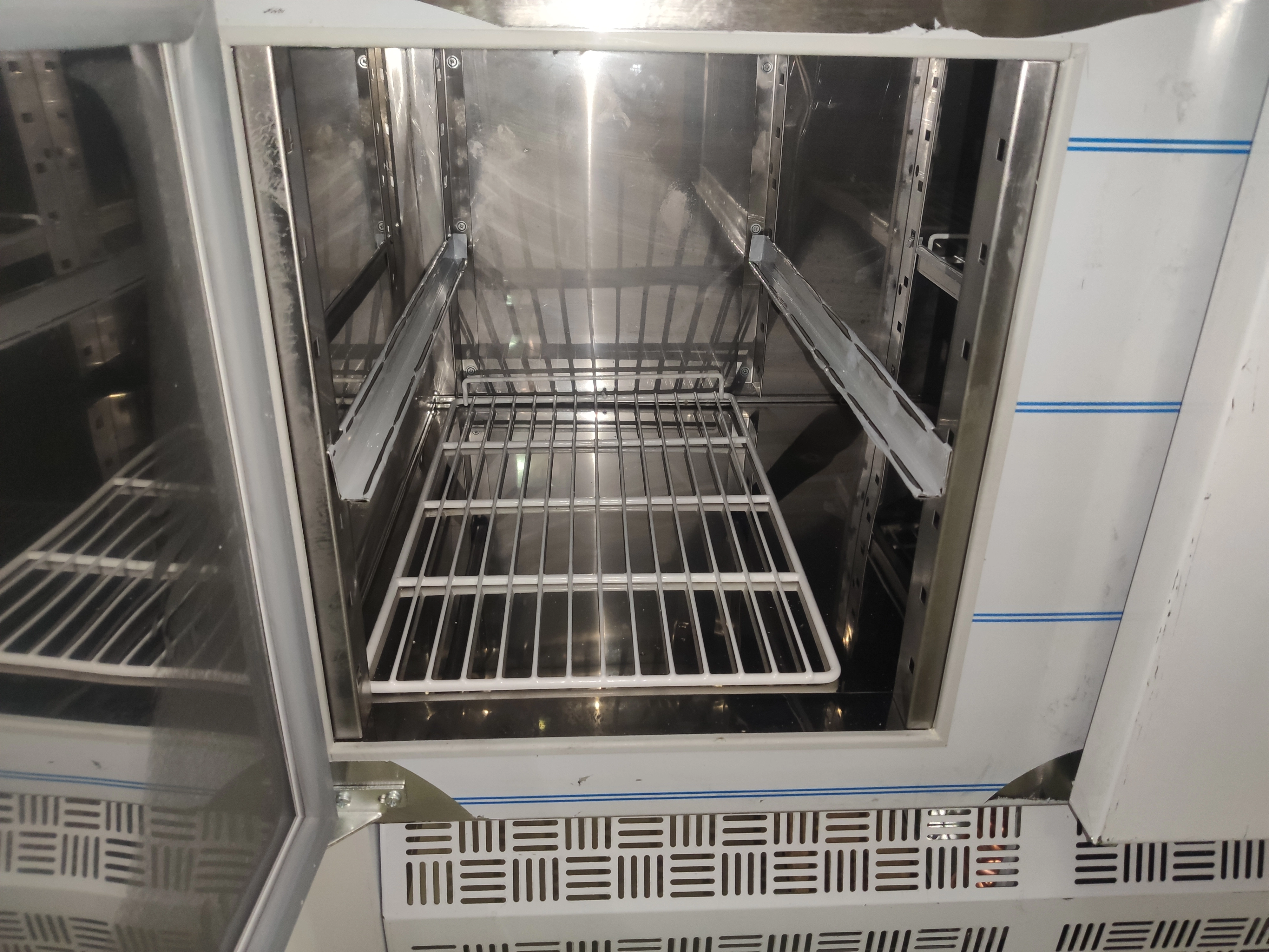 S01_Стол холодильный HICOLD GNE 1111/TN