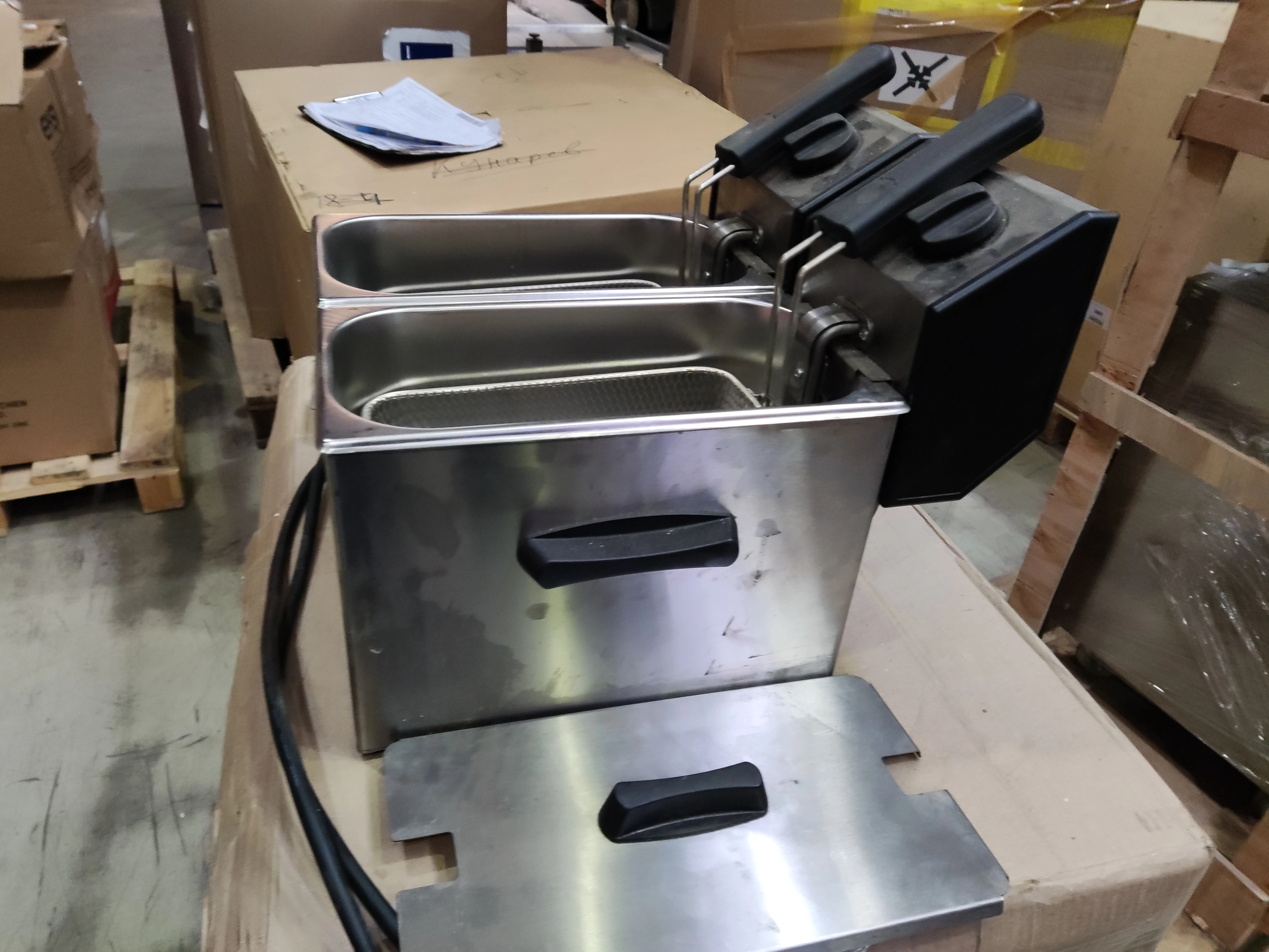 Фритюрница электр. серии FD, модель FD 50 D, 390x425x320мм, 2x5л, 220В, 6400Вт.2024\Roller Grill Int. Фритюрница электр. серии FD 50D По рекламации от покупателя.  Без упаковки. Следы использования