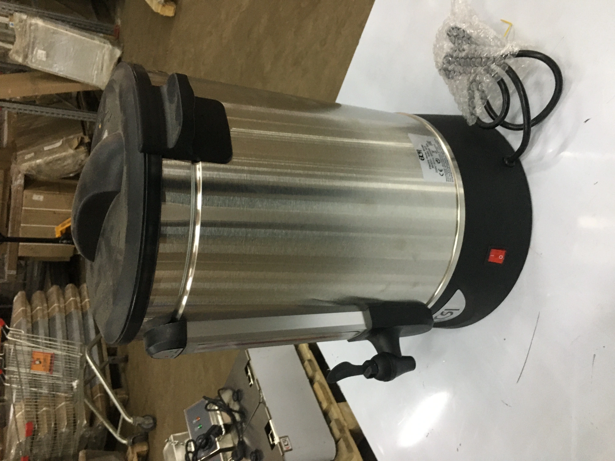 Кипятильник т.м. EKSI серии WBE, мод. WBE 30T, ¶Габариты (ДхШхВ): 385х385х525 мм, ¶Номинальный объем: 30 л,¶Полезный объем: 21,6 л,¶Напряжение: 220В, ¶Мощность: 2500Вт, ¶Термоконтроллер, ¶Материал изготовления: нержавеющая сталь+пластик, царапины, следы э