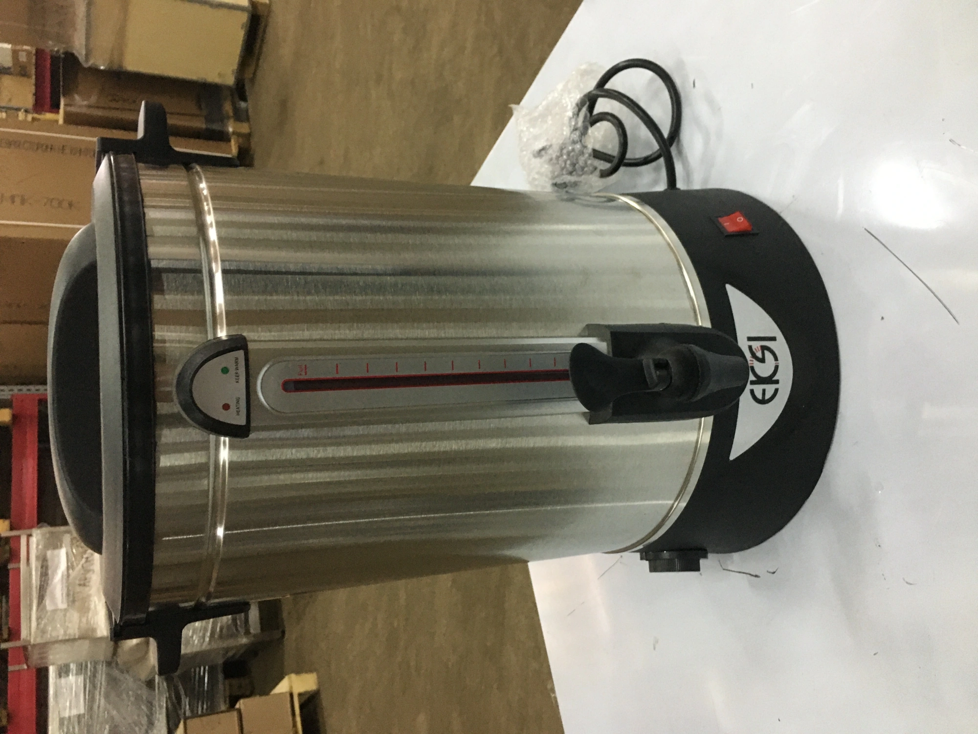 Кипятильник т.м. EKSI серии WBE, мод. WBE 30T, ¶Габариты (ДхШхВ): 385х385х525 мм, ¶Номинальный объем: 30 л,¶Полезный объем: 21,6 л,¶Напряжение: 220В, ¶Мощность: 2500Вт, ¶Термоконтроллер, ¶Материал изготовления: нержавеющая сталь+пластик, царапины, следы э