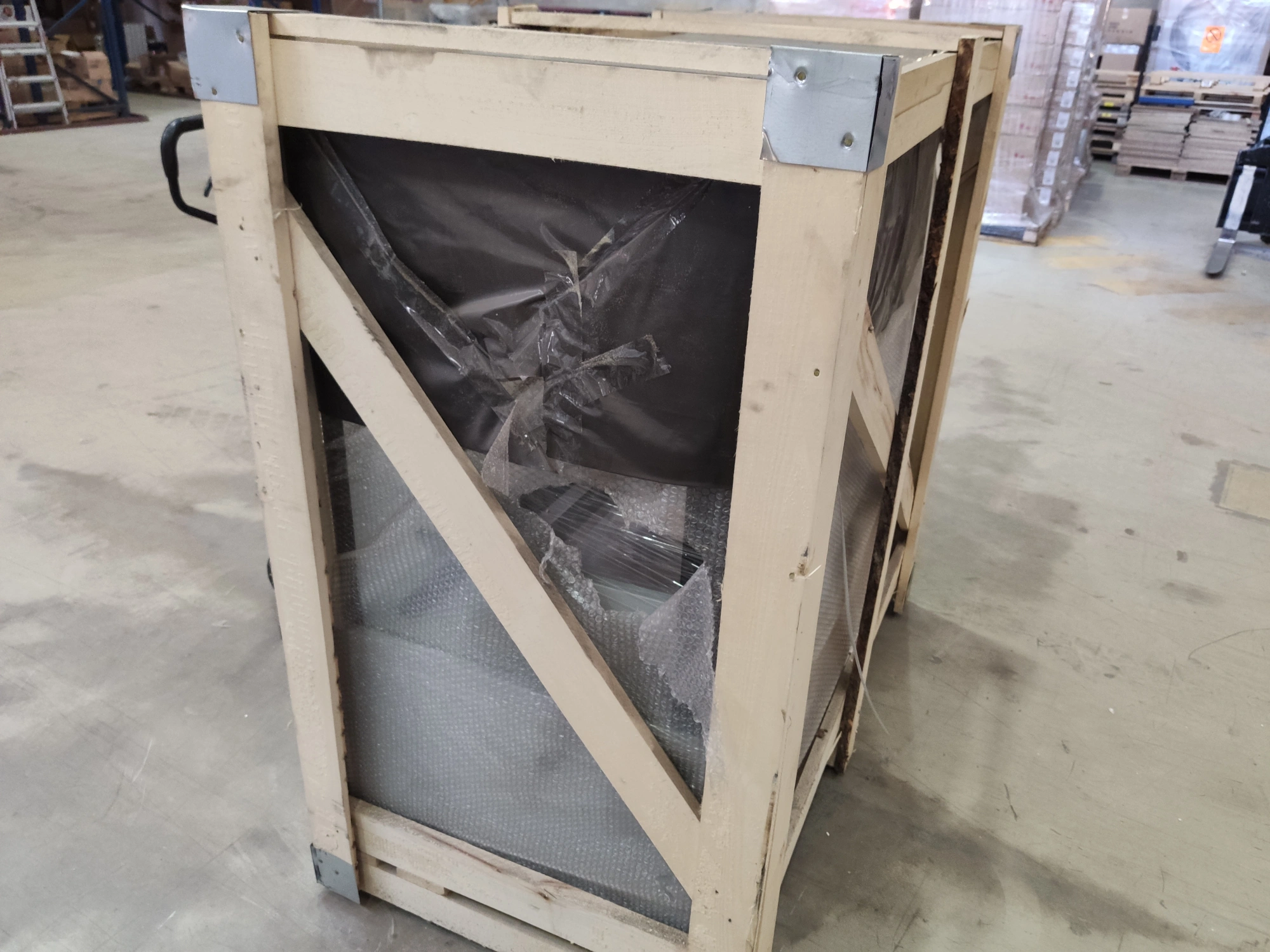 Витрина холодильная серии KC70 VM 1,3-1 (ВХСв-1,3д Carboma Cube), 1370х650х1265(1315)мм, +6...+12С, экс. пл-дь 1,95мм, потр-е эл/эн в сутки 7,4 кВт, 220В, R134a
Разбиты все стекла: фронт, бока, полки, транспортировка.