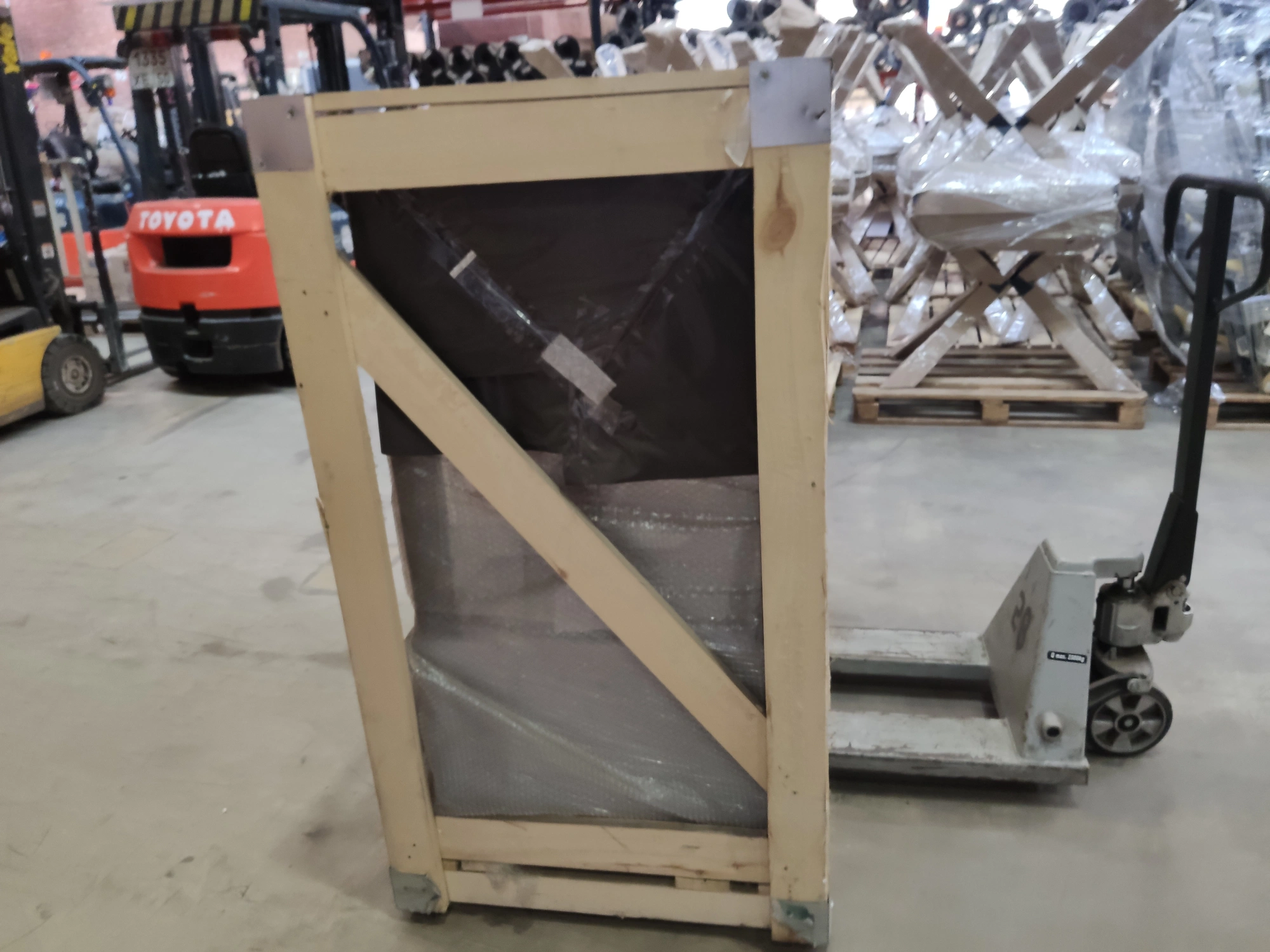 Витрина холодильная серии KC70 VM 1,3-1 (ВХСв-1,3д Carboma Cube), 1370х650х1265(1315)мм, +6...+12С, экс. пл-дь 1,95мм, потр-е эл/эн в сутки 7,4 кВт, 220В, R134a
Разбиты все стекла: фронт, бока, полки, транспортировка.