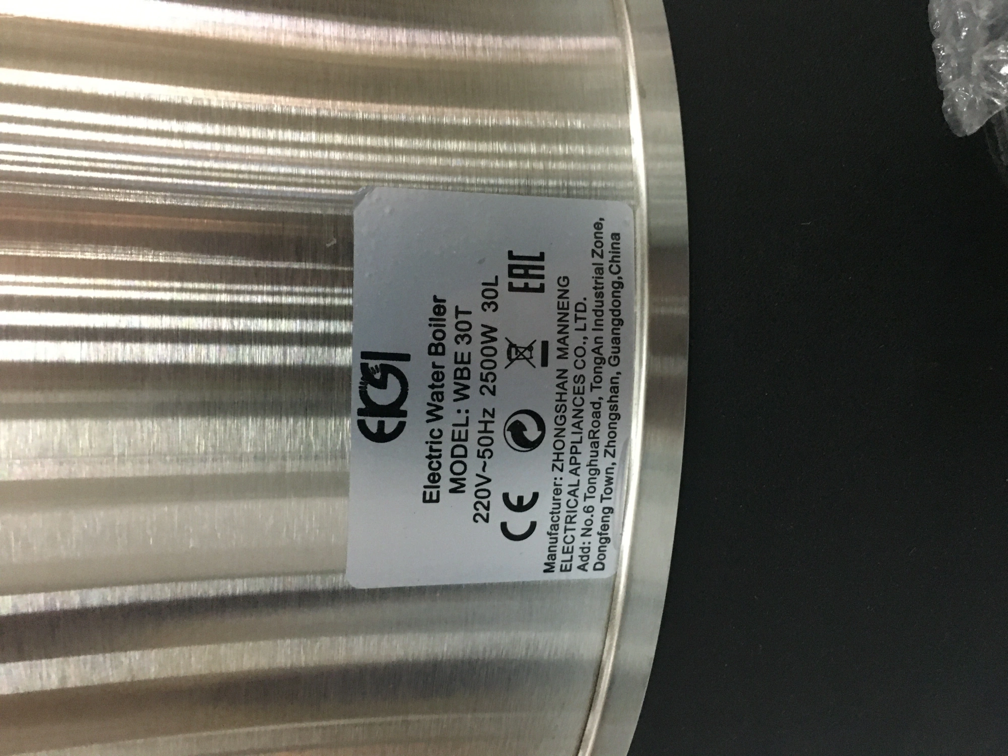 Кипятильник т.м. EKSI серии WBE, мод. WBE 30T, ¶Габариты (ДхШхВ): 385х385х525 мм, ¶Номинальный объем: 30 л,¶Полезный объем: 21,6 л,¶Напряжение: 220В, ¶Мощность: 2500Вт, ¶Термоконтроллер, ¶Материал изготовления: нержавеющая сталь+пластик, царапины, следы э