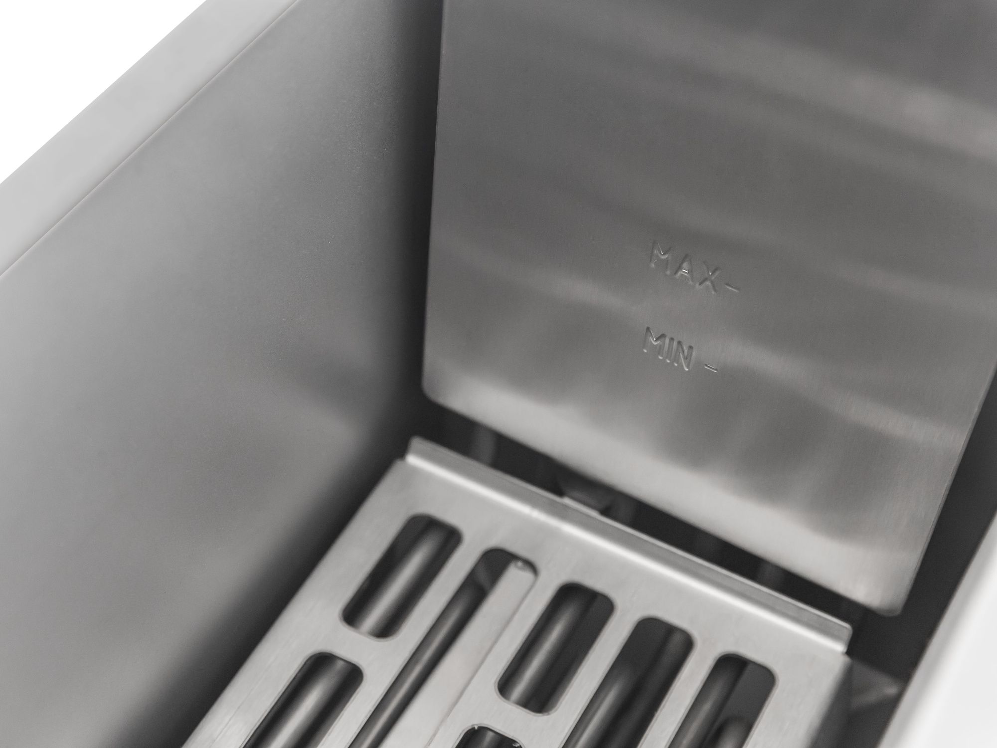 Фритюрница электрическая т.м. ROBOLABS серия ROBOFRY модель ROBOFRY ECT1 (настольная), с одной ванной объемом 12л. Ванна имеет холодную зону для сгоревших частичек продукта. В комплекте корзина из нерж. стали. Фритюрница оснащена механизмом поднятия ТЭНов
